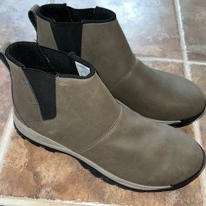 Columbia Yoncalla mid boots size 9.
